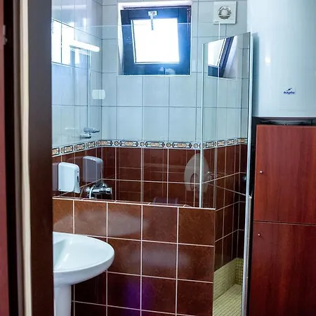 公寓 Autosztrada Apartman *
