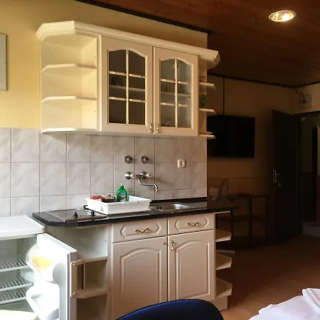公寓 Autosztrada Apartman *